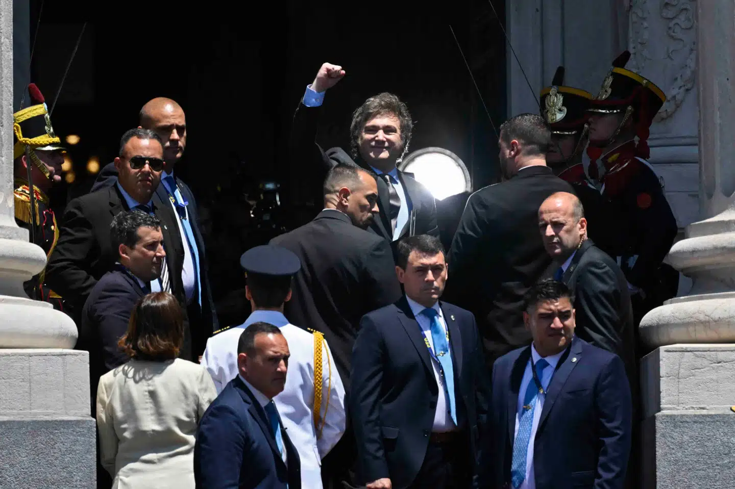 Milei knytter næven mod sine støtter på vej til sin indsættelse.