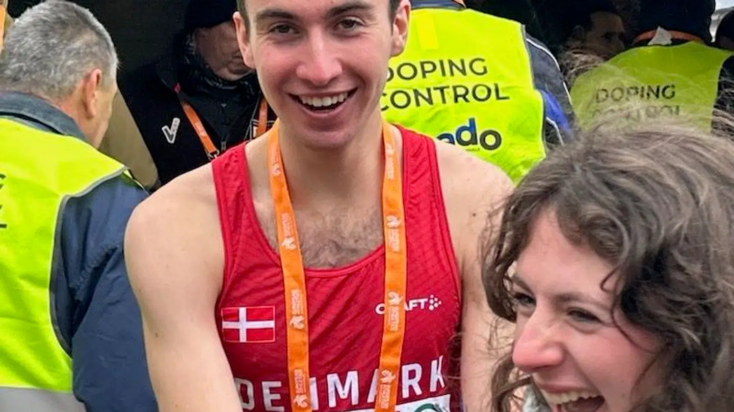 EM-guldvinderen Axel Vang Christensen gratuleres af sin franske kæreste, Lea, efter sin suveræne spurtsejr i U20-cross i Bruxelles. PRIVAT.