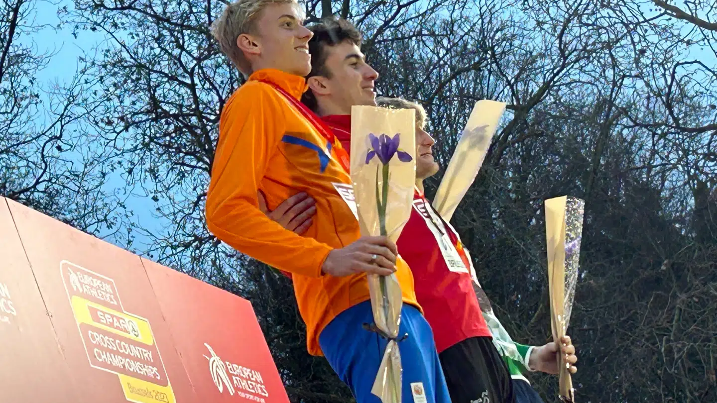 Guldvinderen Axel Vang Christensen på sejrsskamlen sammen med den hollandske sølvvinder, Niels Laros, til venstre. PRIVAT