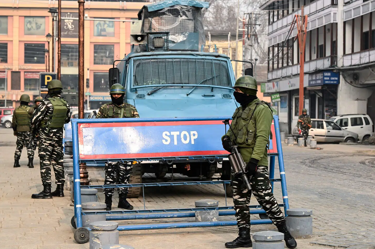 Paramilitære indiske styrker står vagt ved en vej i byen Srinagar i Kashmir forud for en højesteretsdom.