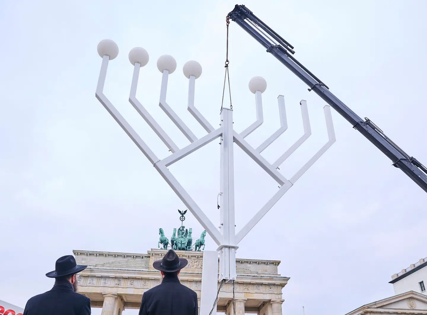 Tyskerne benytter deres historiske skyldfølelse til at bekæmpe den stigende antisemitisme, skriver Helle Birk. Her rejses en ti meter høj hanukkah-lysestage i forbindelse med den jødiske højtid i Berlin 26. november 2021.