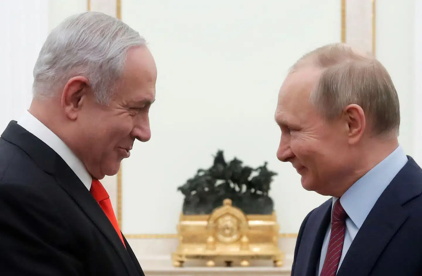 Den russiske præsident, Vladimir Putin, (th.) tog imod den israelske premierminister, Benjamin Netanyahu, i Moskva i 2020. Begge parter har gennem mange år set en fordel i et nært forhold.