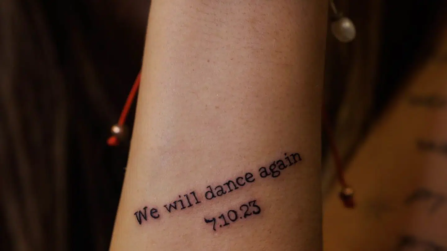 Mia Schem har nu fået foreviget rædelsdatoen, 7/10 2023, på sin hud. Hun valgt at få tatoveret et optimistisk budskab.