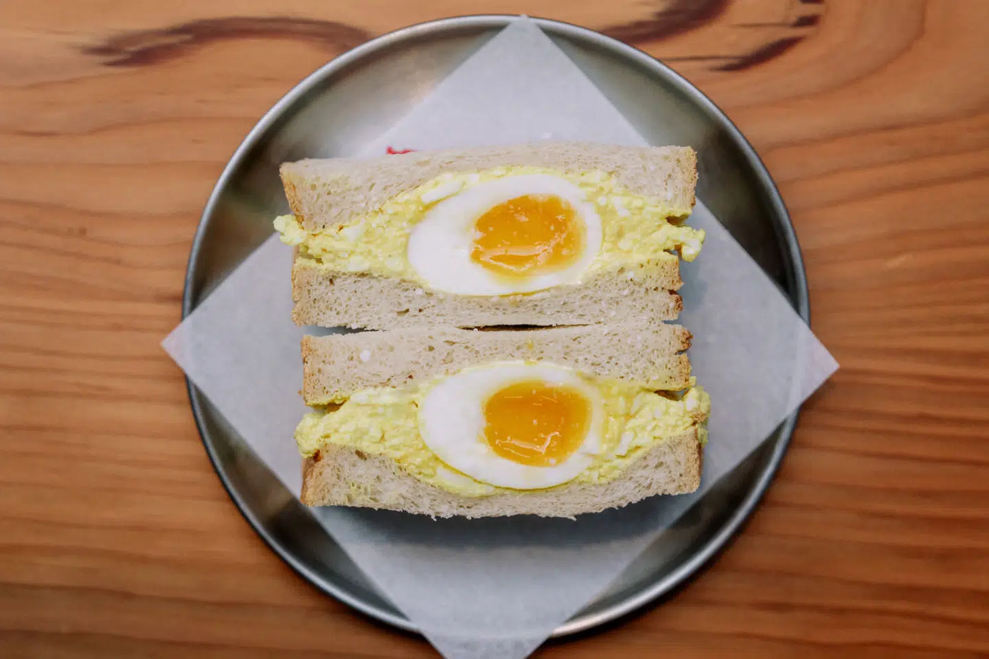 Æggesandwich fra Abrikos. Toastbrødet er lavet på surdej og kartoffel. Smagen har en note af syltet gurkemeje, der giver en let varme og står i fin kontrast til æggesalatens fedme.