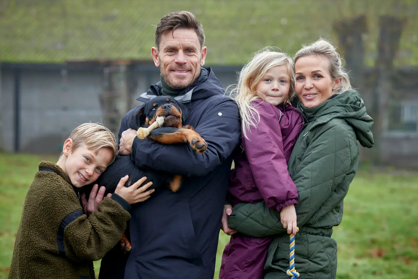 Hele familien Lund Nielsen samlet i Skævinge, hvor de bor.
