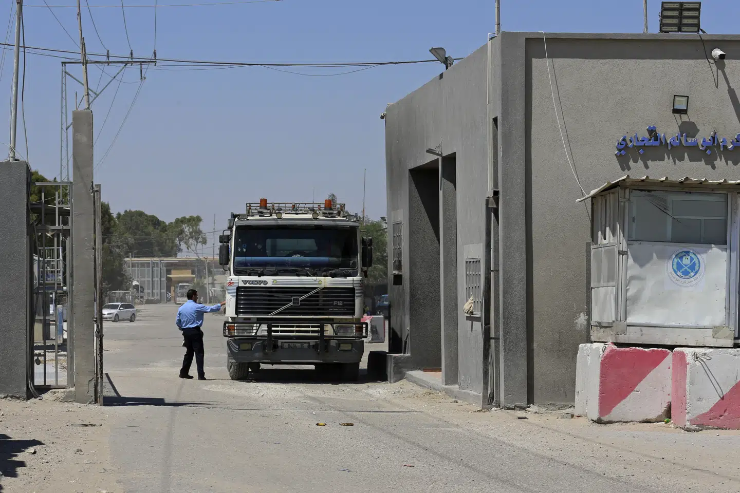 Inden 7. oktober kom 60 procent af de lastbiler, der kørte ind i Gaza, via grænseovergangen Kerem Shalom. På dette billede fra juni 2021 ses en sikkerhedsvagt fra Hamas tjekke en lastbil, der er på vej ind i Gaza ved grænseovergangen.