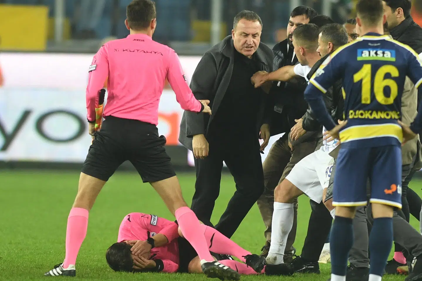 Ankaragücüs fodboldpræsident Faruk Koca (i midten) er blevet anholdt for at have angrebet og slået en dommer efter en kamp i den bedste tyrkiske fodboldrække.