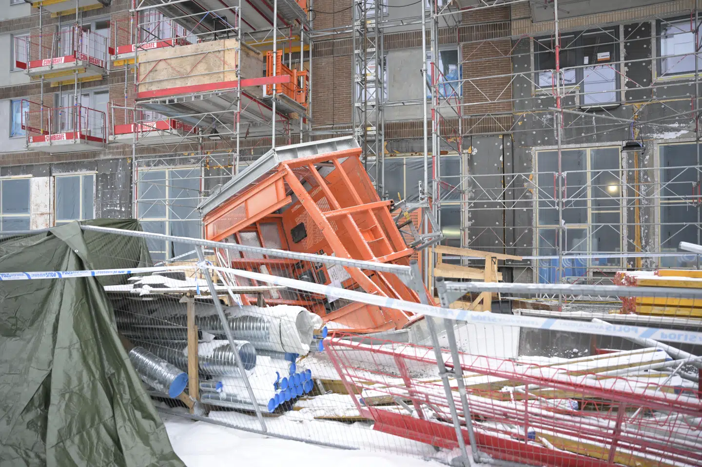 Elevator menes at være styrtet omkring 20 meter på byggeplads i Sundbyberg.