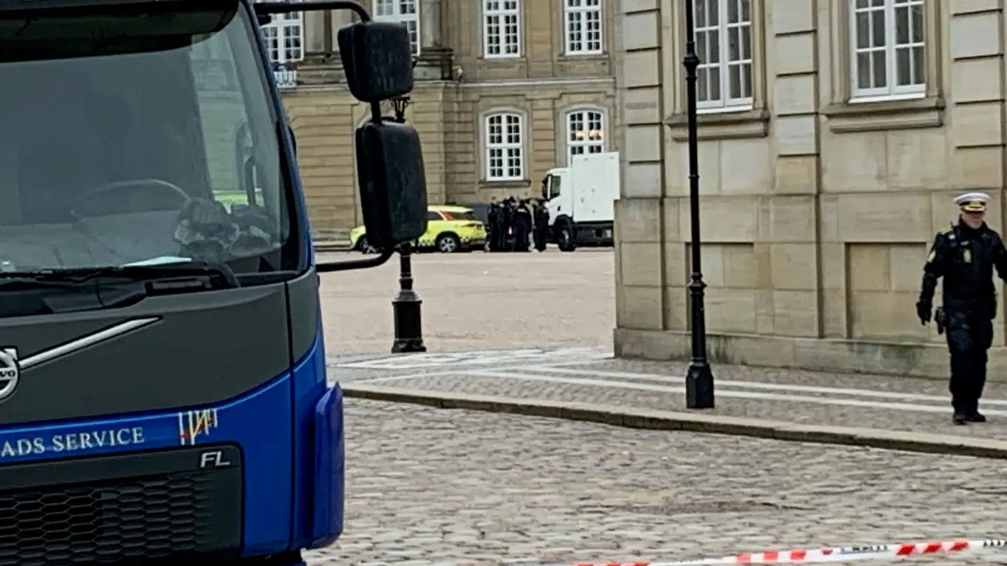 Politi har afspærret Amalienborg Slotsplads efter fund af mistænkelig pakke i Det Gule Palæ.