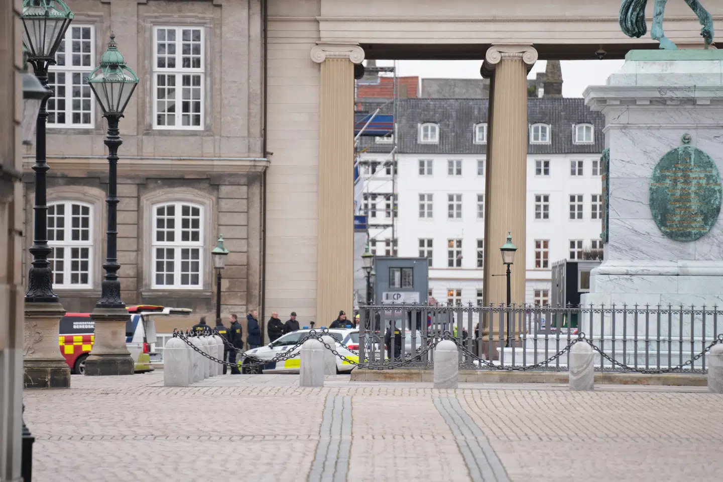 Amalienborg Slotsplads blev afspærret efter fund af en mistænkelig pakke.