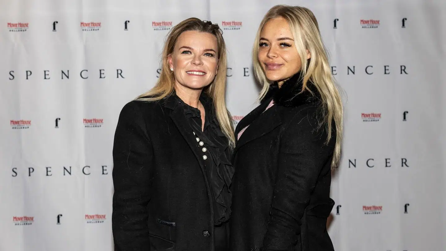 Katerina Pitzner støtter sin datter gennem retssagen.