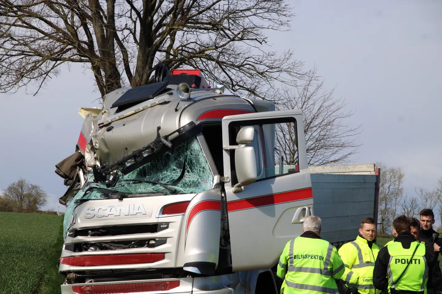 En bilinspektør har undersøgt uheldsstedet.