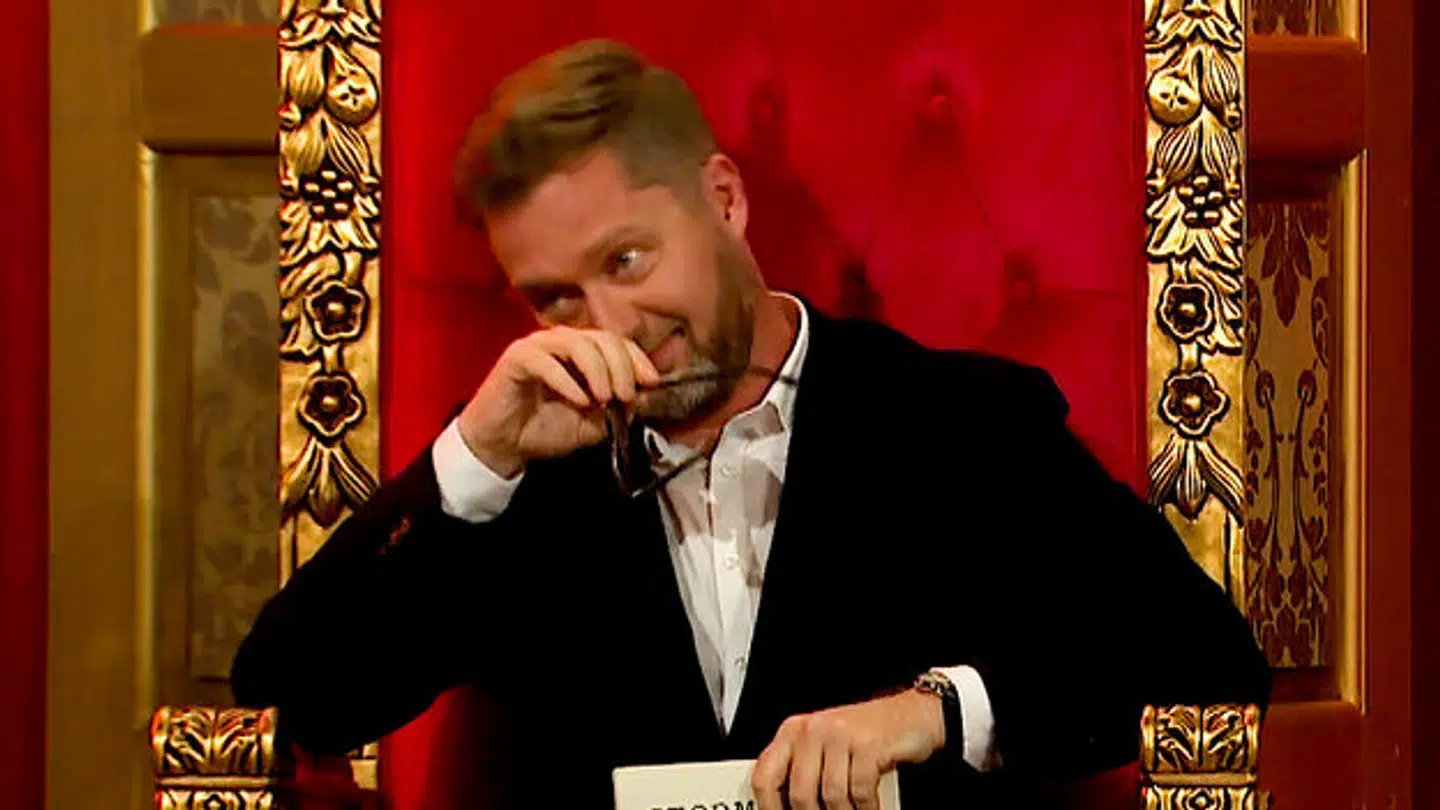 Lasse Rimmer måtte fælde en tåre for åben skærm og fyldt sal, da Tobias Rahim sang sin sang til ægteparret Steffen og Inge Glahn.