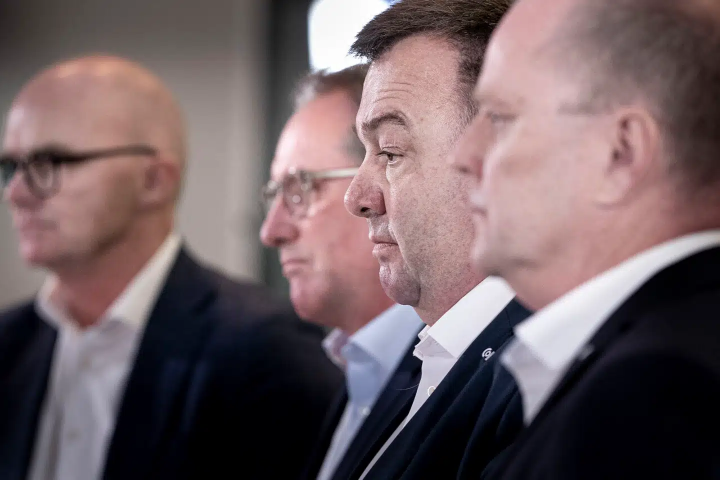 Fire mænd, fra venstre Kim Graugaard og Lars Sandahl Sørensen fra Dansk Industri samt Claus Jensen og Mads Andersen fra CO-Industri, har siden januar forhandlet om en ny overenskomstaftale. Det bliver især besværligt for de to fagforeningsmænd at opnå et resultat, som kan sælges til de krævende medlemmer efter et år med tårnhøj inflation og med udsigt til en arbejdsdag mere om året.