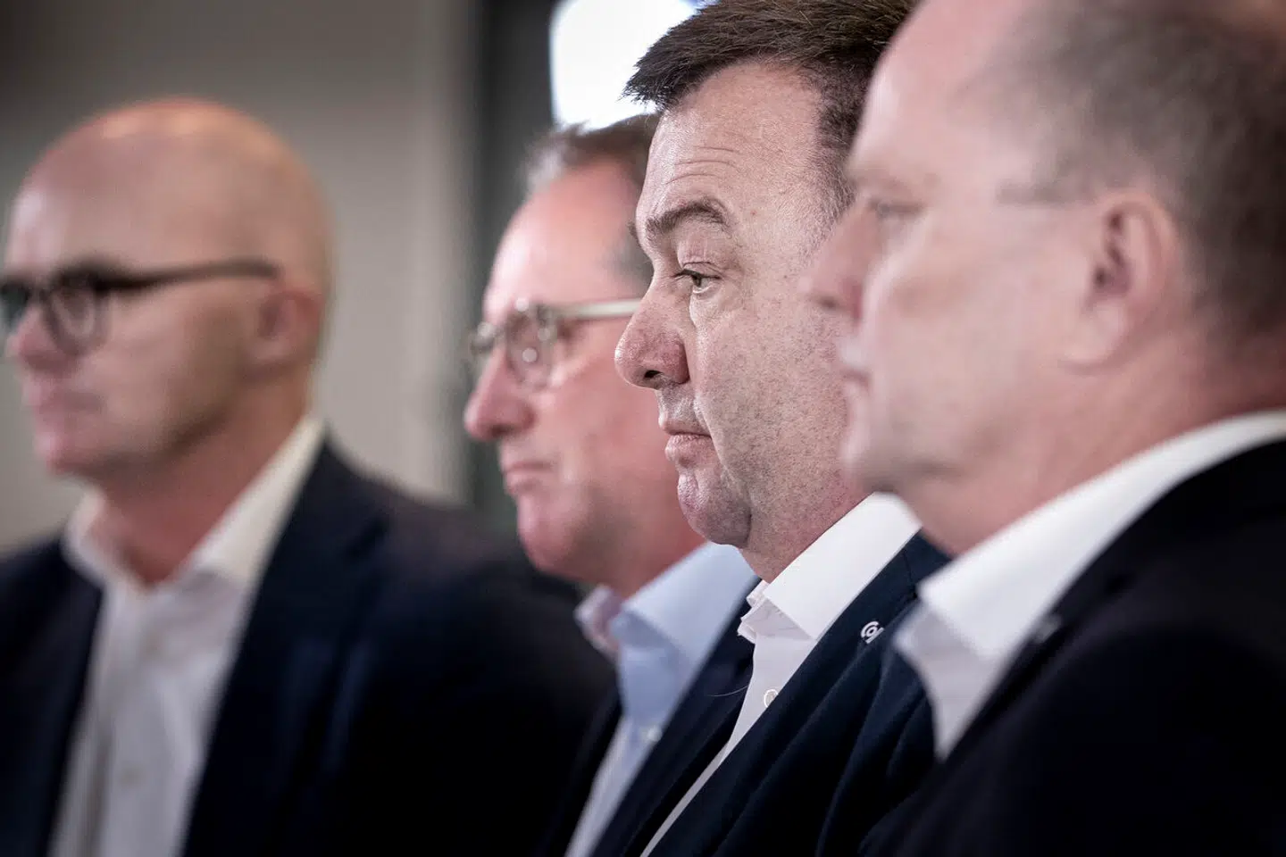 Fire mænd, fra venstre Kim Graugaard og Lars Sandahl Sørensen fra Dansk Industri samt Claus Jensen og Mads Andersen fra CO-Industri, har siden januar forhandlet om en ny overenskomstaftale. Det bliver især besværligt for de to fagforeningsmænd at opnå et resultat, som kan sælges til de krævende medlemmer efter et år med tårnhøj inflation og med udsigt til en arbejdsdag mere om året.