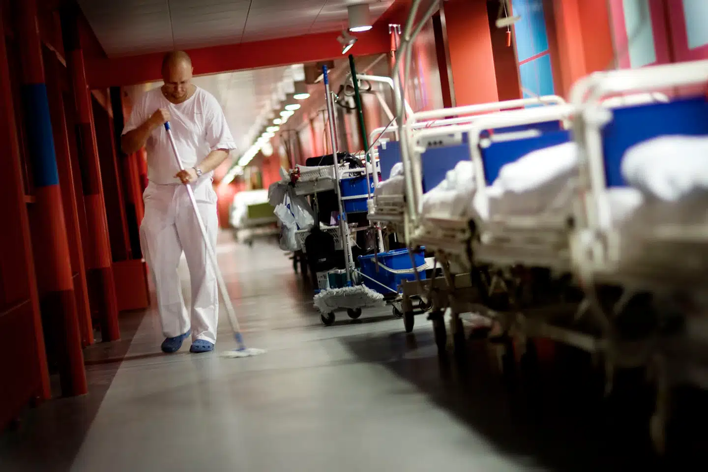 »Ikke-borgernære opgaver som rengøring, kantinedrift og vaskeri bliver uden videre friholdt for konkurrence i årevis, så de eksisterende løsninger ikke bliver udfordret på kvalitet, pris, socialt ansvar, klimabelastning – you name it,« skriver Lars Christian Brask og Jakob Scharff.