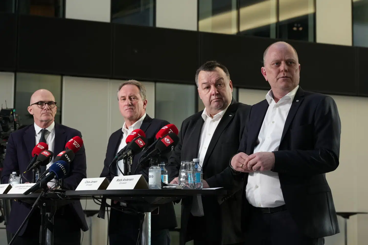 De fire herrer på billedet kunne søndag klokken 15.30 præsentere en overenskomstaftale på industriens område. Fra venstre ses: Kim Graugaard, viceadministrerende direktør i Dansk Industri (DI), Lars Sandahl Sørensen, administrerende direktør i DI, Claus Jensen, CO-Industris formand, og Mads Andersen, CO-Industris næstformand.