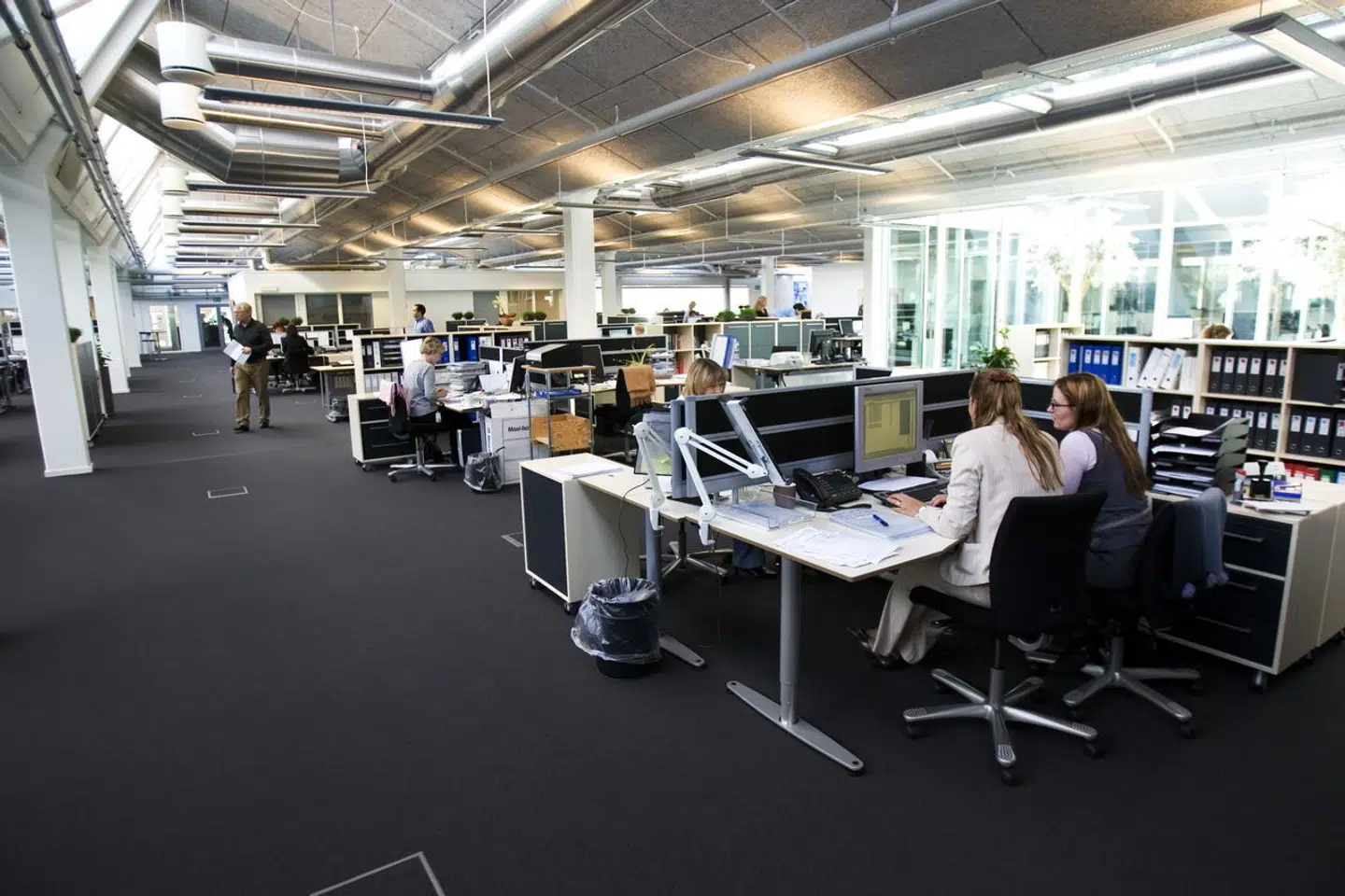 Men coronanedlukningen har mange arbejdspladser gjort det muligt at arbejde hjemme en til flere dage om ugen. Det fungerer som en social termostat, mener forsker. Her et åbent kontorlandskab i en tidligere lagerhal.