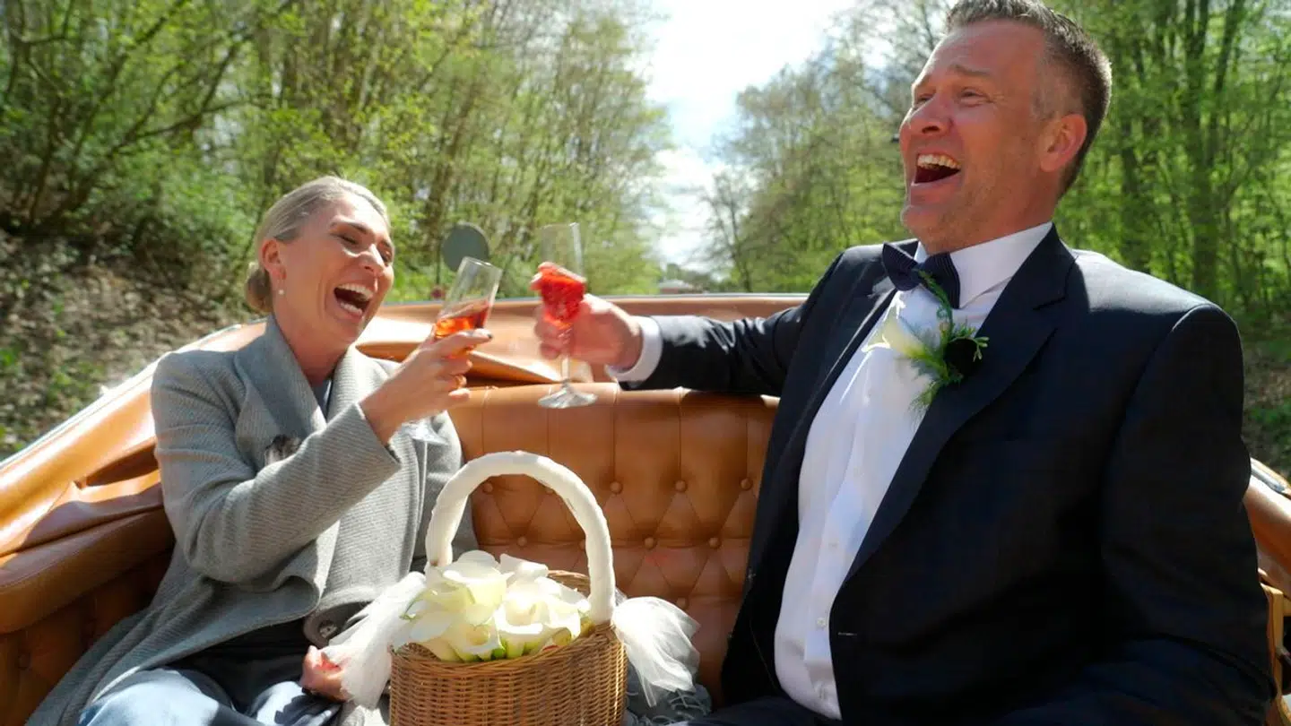 Sikken en fest. Pernille og Martin morer sig jævnbyrdigt i bryllupskareten i andet afsnit af »Gift ved første blik«. Vil parret være de første modne mennesker, der finder lykken i programmet, eller blot bekræfte en gammel sandhed om, at vi ikke nødvendigvis bliver klogere med alderen?