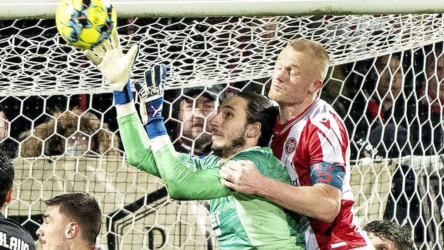 AaB's Rasmus Thelander mod FC Københavns målmand Kamil Grabara bragede sammen i søndagens Superligakamp.