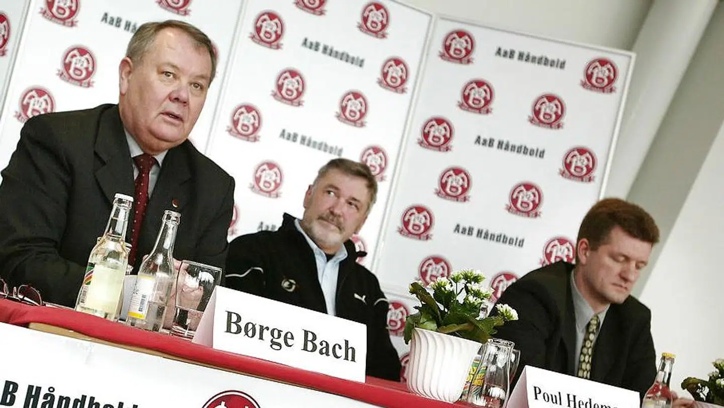 Jan Larsen (yderst til højre) på dagen, hvor det offentliggøres, at Aalborg HSH overtages af AaB, i 2003.