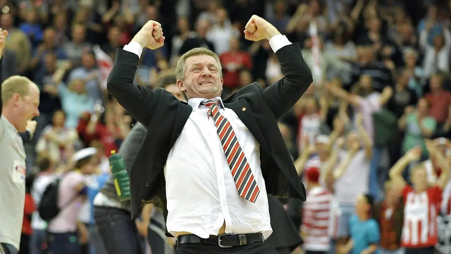 Aalborg – og dengang AaBs – sportsdirektør Jan Larsen er glad. AaB vinder for første gang DM-titlen i 2010.