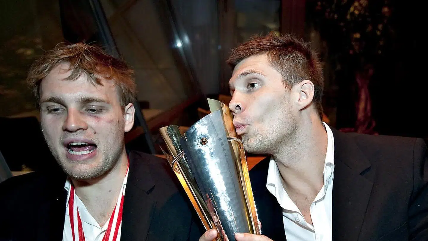 Kristian Kjelling (th.) var en norsk verdenstjerne, der blev hentet til Aalborg med et mål: titler. Han scorede det afgørende mål i klubbens første DM-titel og fejrer hér med en, der siden blev en Aalborg-legende: Henrik Møllgaard (tv.).