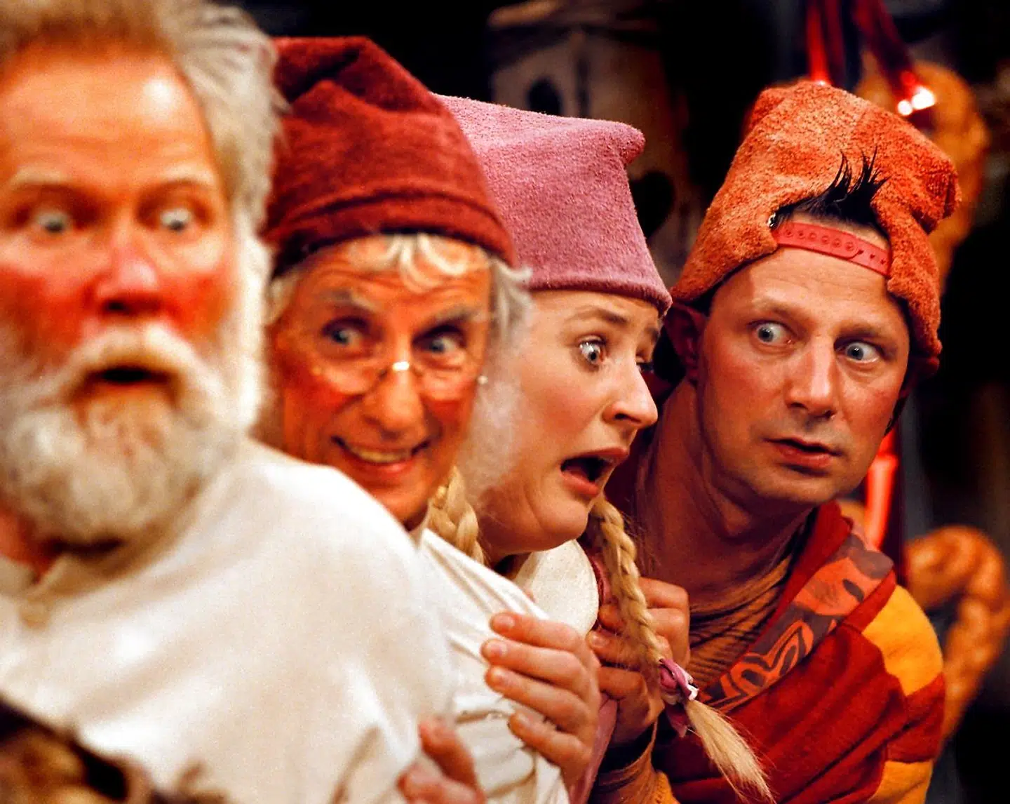 »Hurtige hænder gik straks i arkivet og fandt klip fra den Pyrus-julekalender, TV 2 vil erstatte den angiveligt racistiske Pyrus-julekalender med. Og så blev det hele for alvor til grin,« skriver Aminata Amanda Corr.