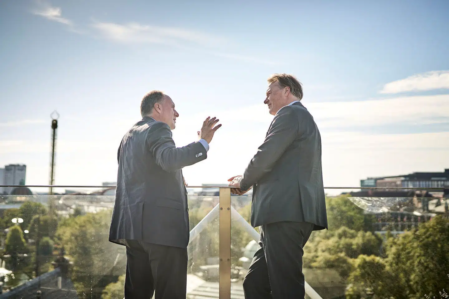 De administrerende direktører fra henholdsvis Dansk Industri og Kraka, Lars Sandahl Sørensen og Peter Mogensen, er enige om, at der skal sættes flere vindmøller op nu, hvis Danmark skal nå sine mål.