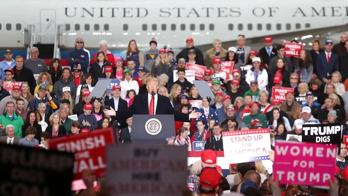 Med præsidentflyet Air Force One som baggrund fyrer Donald Trump op under sine støtter i West Virginia op til tirsdagens afgørende midtvejsvalg.