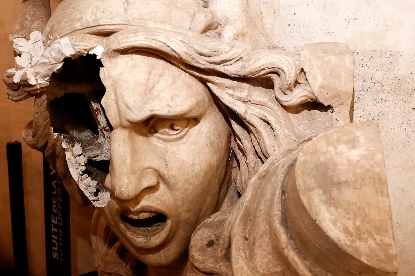 Omfattende hærværk inde i Triumfbuen – her er det gået ud over en statue af den franske nationalheltinde Marianne – har vakt harme, også blandt mere kompromissøgende dele af De Gule Vestes protestbevægelse.