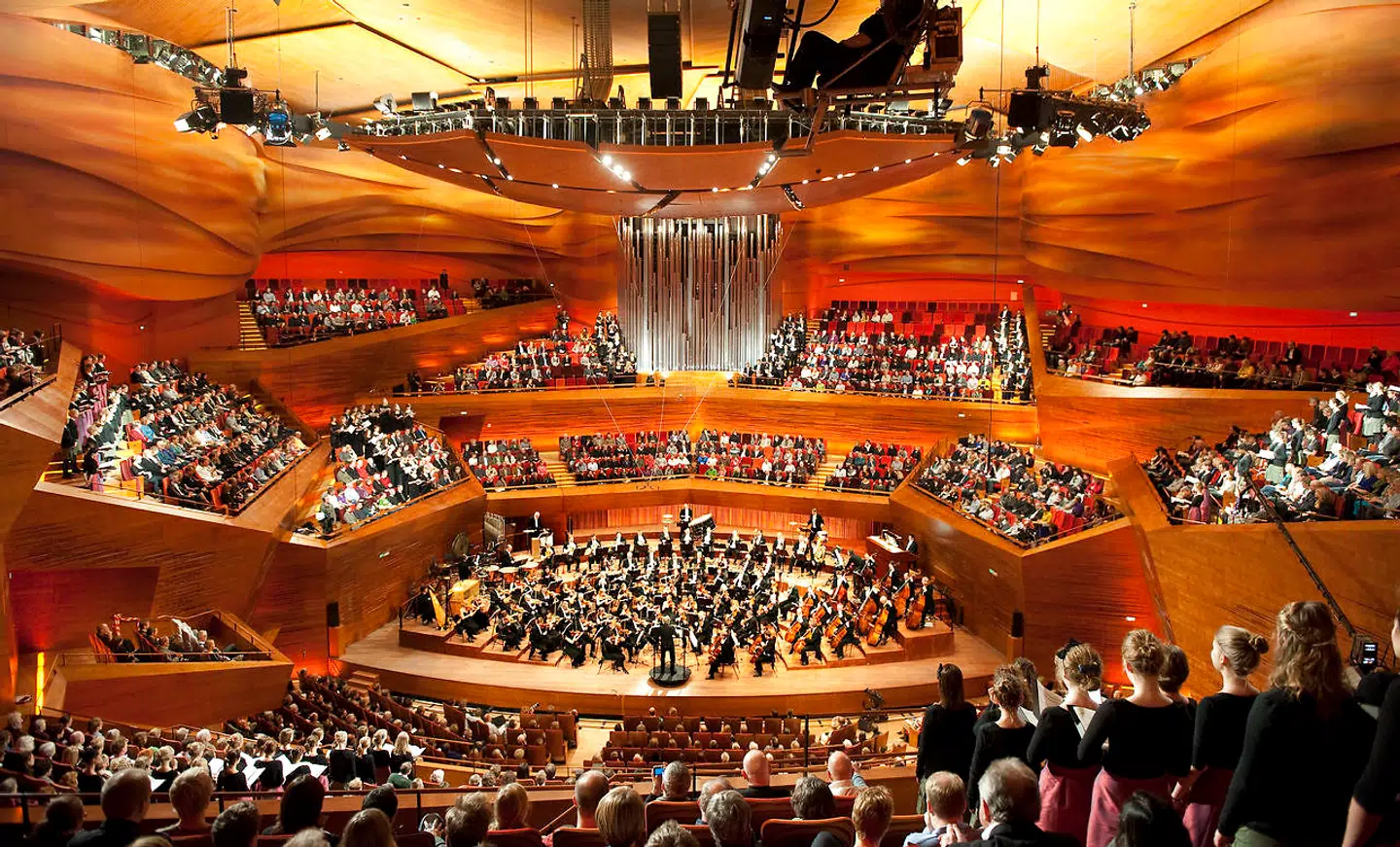 Arkitekten Jean Nouvel har fortalt, at han fandt inspiration til DR Koncerthuset i Peter Høegs roman, »Frøken Smillas fornemmelse for sne« - med koncertsalen som en meteor, der er landet i en blåfrossen isblok. Utilnærmelig udefra, men glødende smuk indeni.