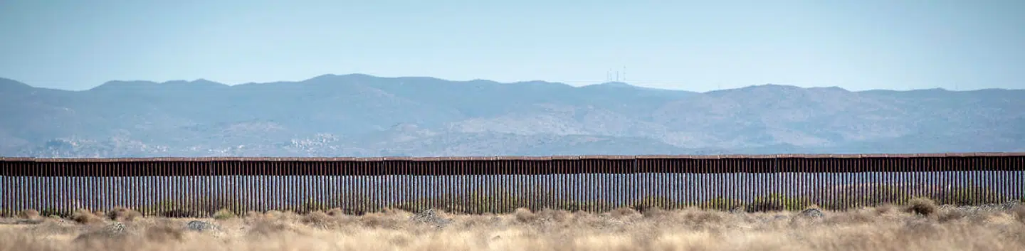 På en stor del af USAs sydvestlige grænse er der allerede et op til seks meter højt grænsehegn. Her hegnet set fra Californien mod Mexico.