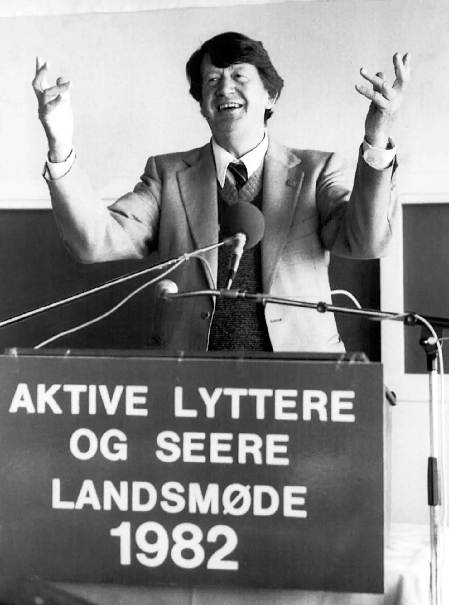 Erhard Jacobsen på talerstolen ved Aktive Lyttere og Seeres Landsmøde i 1982. »Erhard Jacobsen var på mange måder forud for sin tid. Han indså meget tidligt mediernes betydning for holdningsdannelsen. At den sandhed, vi fortæller hinanden, bliver en selvopfyldende profeti. Og det er jo præcis det, vi diskuterer i dag med fake news og Trump o.s.v.,« siger Lasse Bo Handberg.