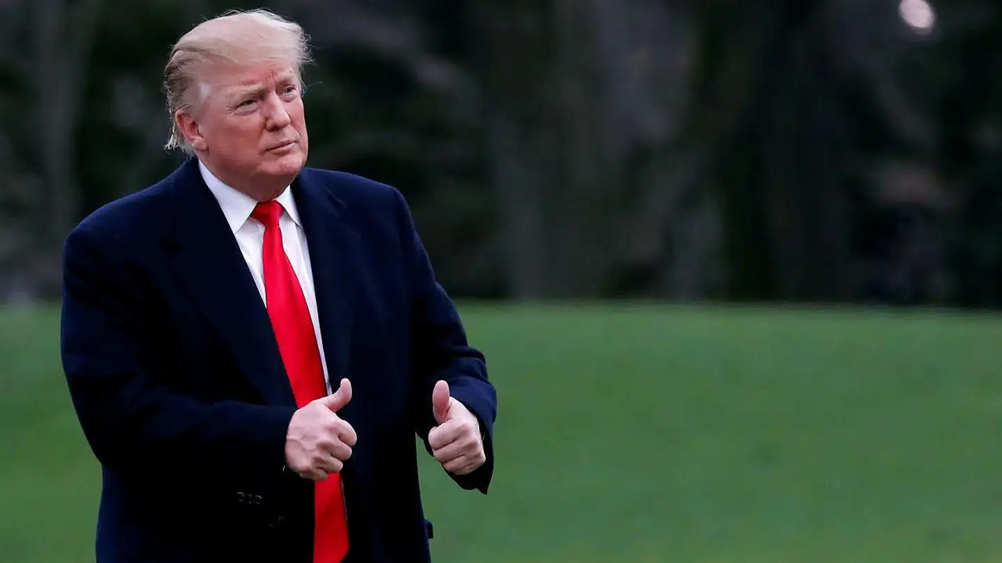 »Thumps up«. Donald Trump kan kun glæde sig, fordi den særlige undersøger Robert Mueller efter næsten to års efterforskning ikke har fundet beviser for, at præsidenten eller andre i hans kampagne har deltaget i et ulovligt »aftalt spil« i forhold til Rusland under præsidentvalgkampen i 2016.