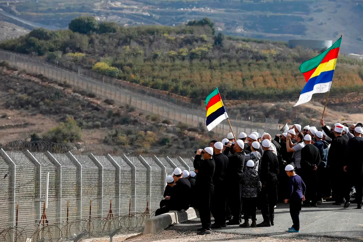Medlemmer af druser-samfundet på den israelsk besatte side af Golanhøjderne bruger en megafon til at kommunikere med deres syriske venner og familiemedlemmer på den anden side af grænsen.