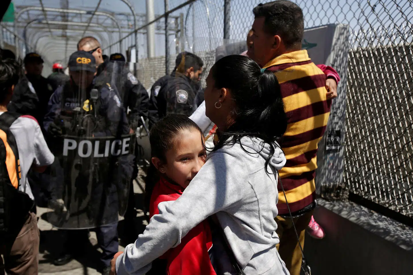 En gruppe af cubanere håber på at få asyl i USA og venter her på den internationale bro på grænsen mellem Mexico og USA i Ciudad Juárez lige syd for den amerikanske by El Paso i Texas.