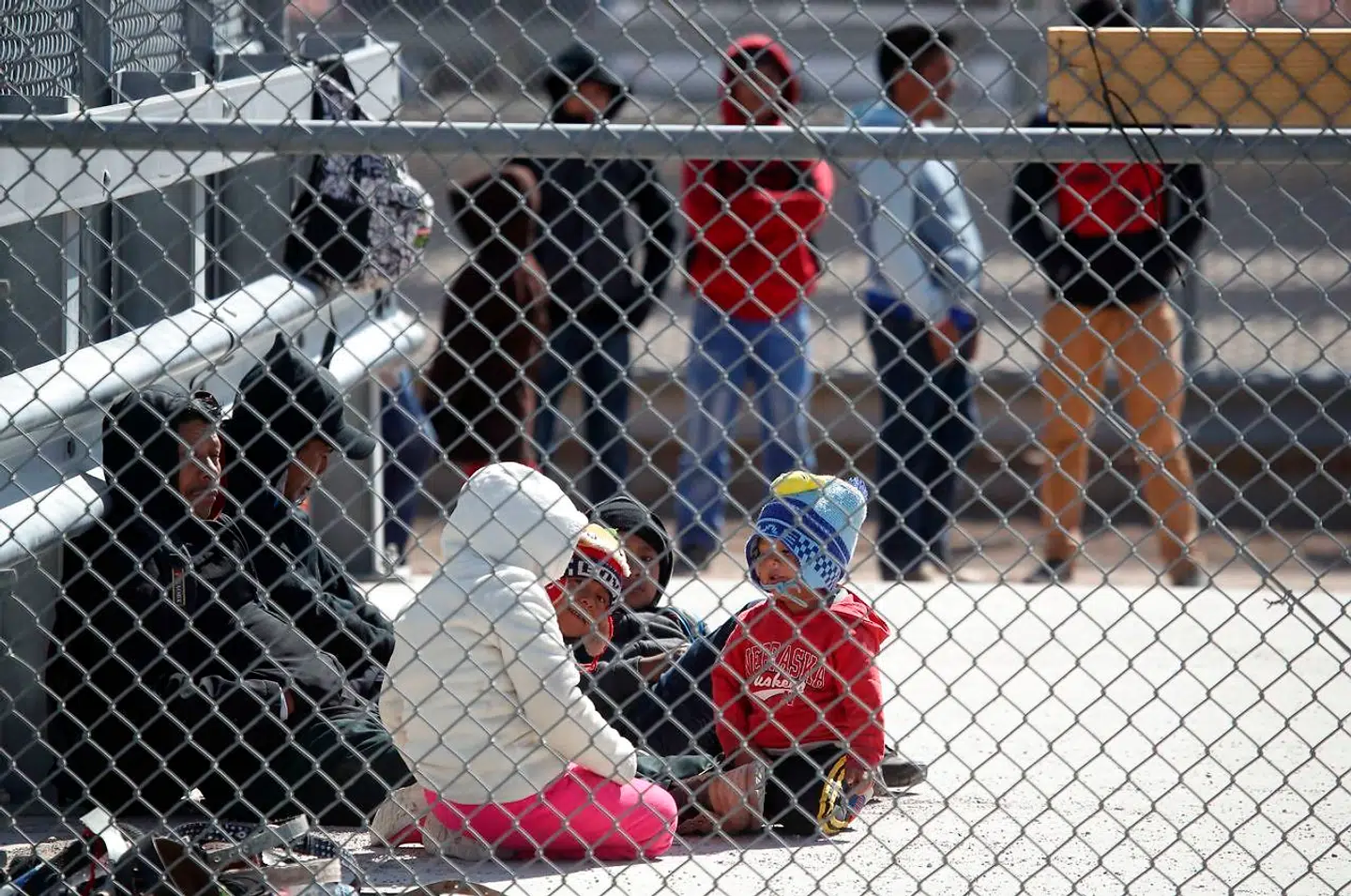 Tilbageholdte immigranter, herunder mange børn, i grænsebyen El Paso i det sydlige Texas. Ikke mindst familier fra de mellemamerikanske lande ankommer lige nu til USAs sydligste grænse i rekordhøje tal for at søge om asyl.