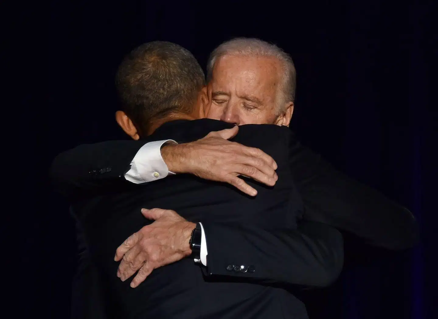 Tidligere vicepræsident Joe Biden krammer ikke kun med kvinder – men også med mænd. Her med præsident Barack Obama i januar 2017, kort før Donald Trump og Mike Pence overtog magten.
