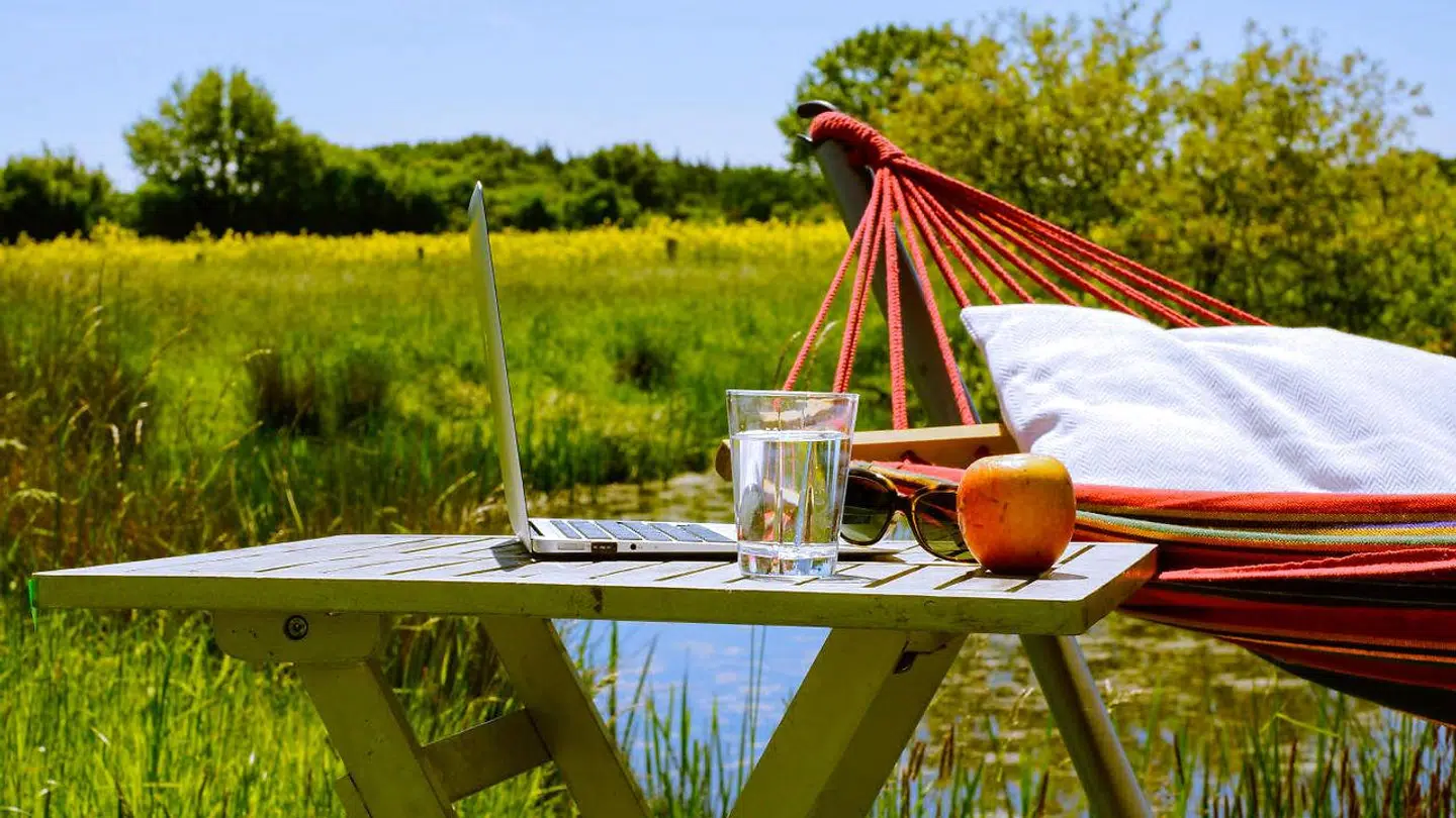 Mange steder kan en mobil internetforbindelse gennem en lille router med eget SIM-kort fint matche en kablet forbindelse, og så kan man desuden tage den med sig i sommerhuset, så der også er forbindelse dér. Det vil blive et stort, fremtidigt marked, spår Danmarks fjerdestørste teleselskab. Arkivfoto: Iris/Ritzau Scanpix