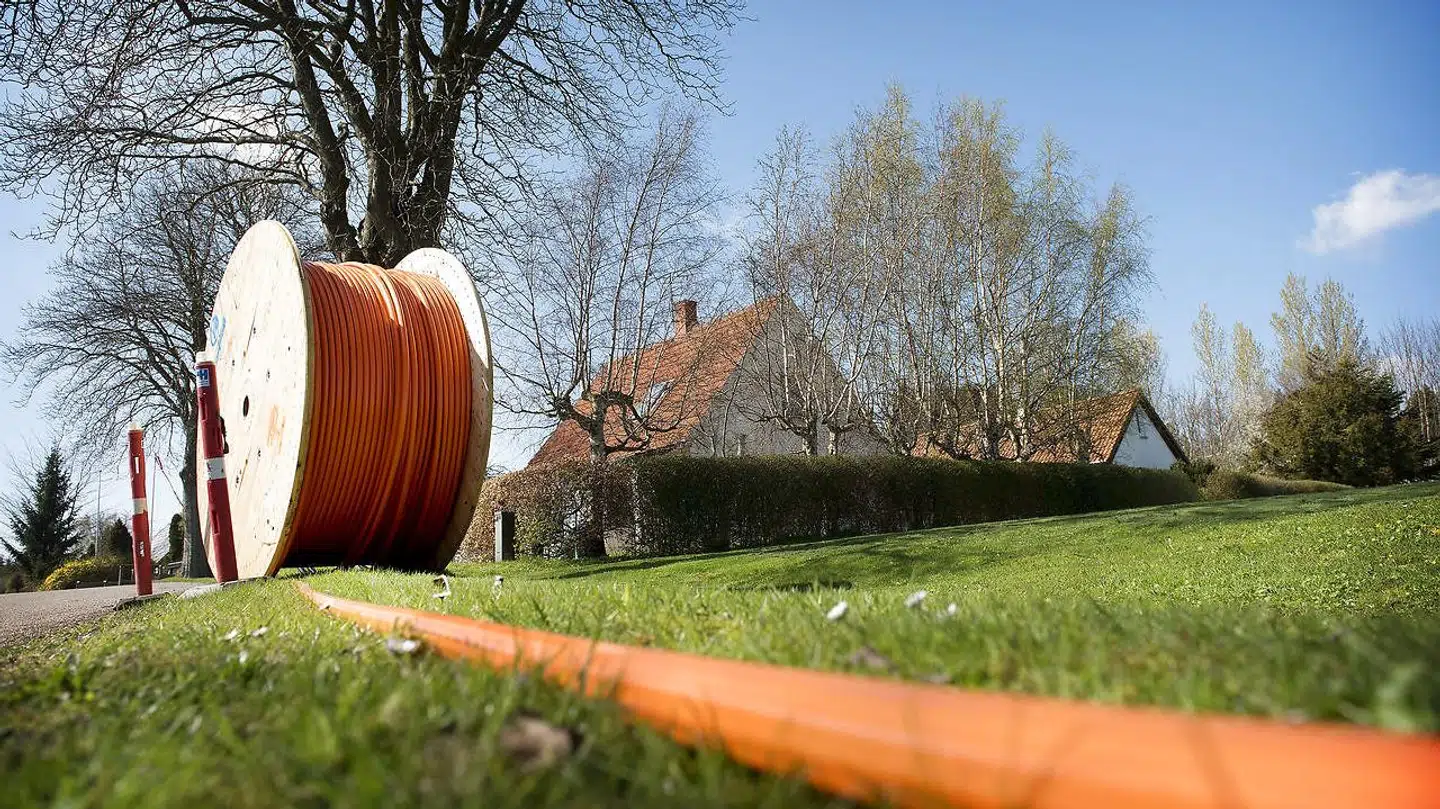 Det er dyrt at grave kabler til internetforbindelser ned. Derfor er yderområderne ikke teleselskabernes og internetleverandørernes førsteprioritet. Det skal bredbåndspuljen hjælpe med – men den giver kun tilskud til jordkabler, ikke til mobile internetforbindelser. Arkivfoto: Nils Meilvang, Ritzau Scanpix