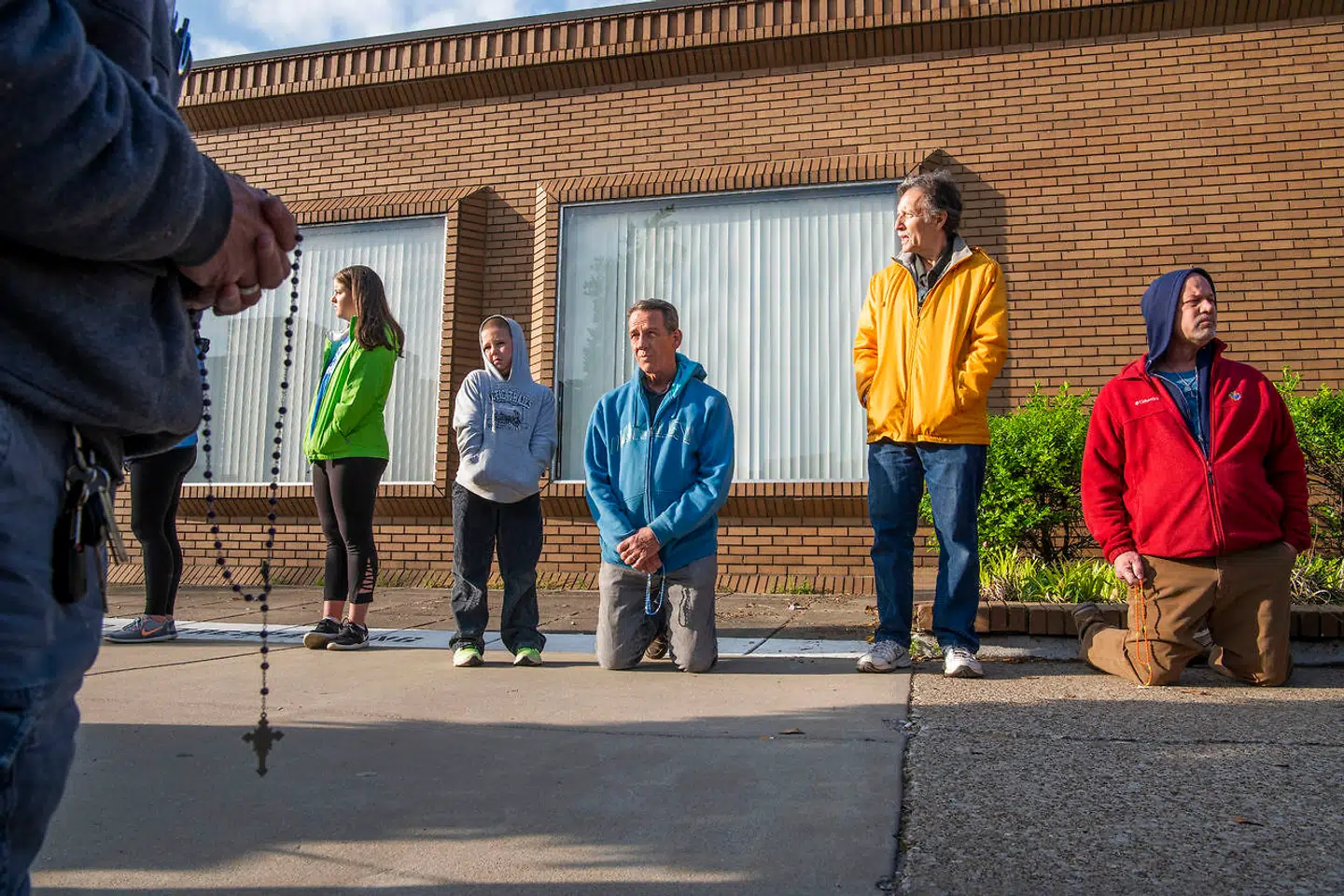 Abortmodstandere klar til at passe de gravide op under deres vej hen til abortklinikken. Helt til det sidste forsøger de at påvirke kvinderne til at ændre beslutning.