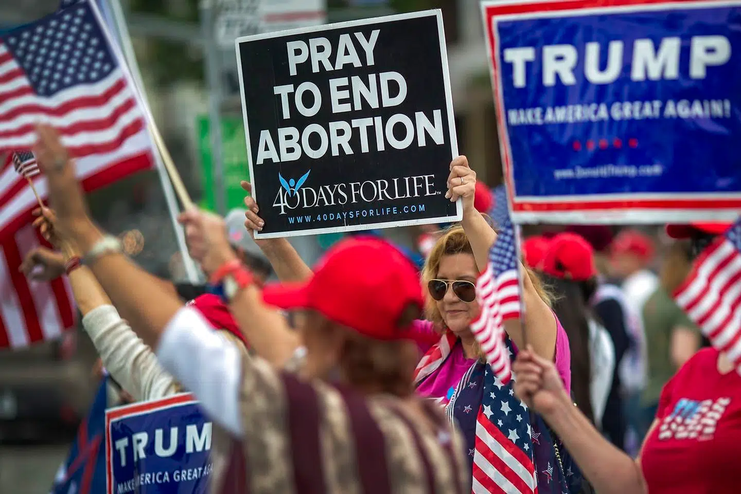 »Bed for at få afsluttet abort«. Støtter af Trump i Los Angeles demonstrerer for at få stoppet retten til abort. Foto: David McNew/Getty Images/AFP