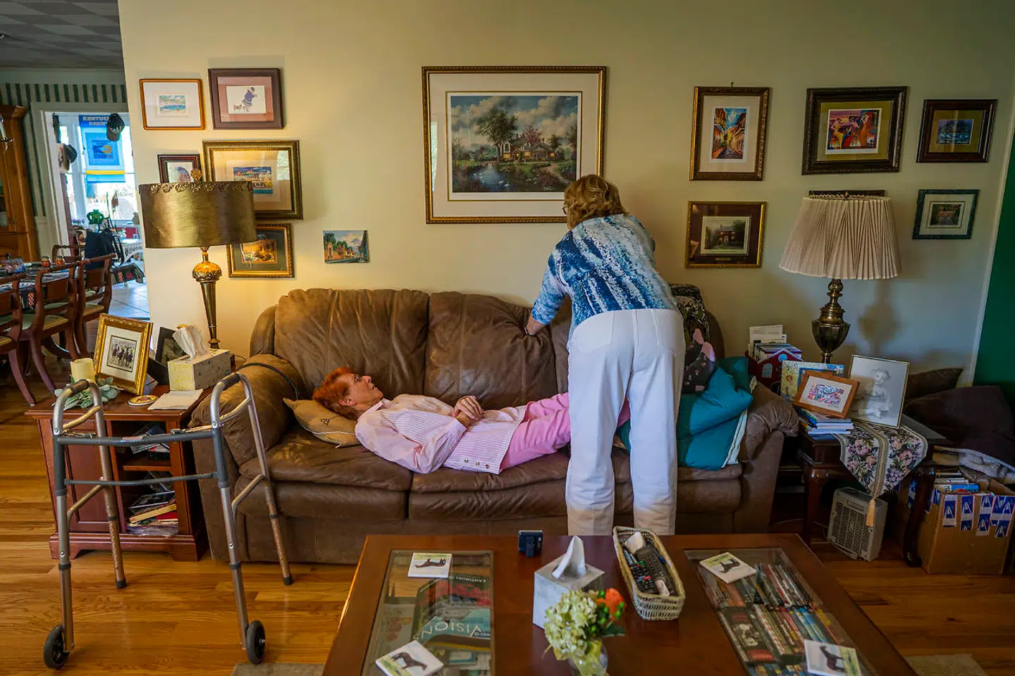 82-årige Donna Durning har taget opstilling foran abortklinikken i Louisville i Kentucky hver dag de seneste 23 år. Fornylig blev hun skubbet af en ung kvinde, der kom ud fra klinikken, hvorved hun brækkede lårbenet. Hun er blevet udskrevet fra hospitalet og kommer sig hos sin søster.