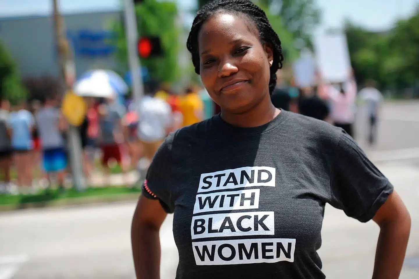 »Stå sammen med sorte kvinder,« står der på kvindens T-shirt under en demonstration mod abort uden for Missouris sidste abortklinik. Foto: Michael B. Thomas/Getty Images/AFP