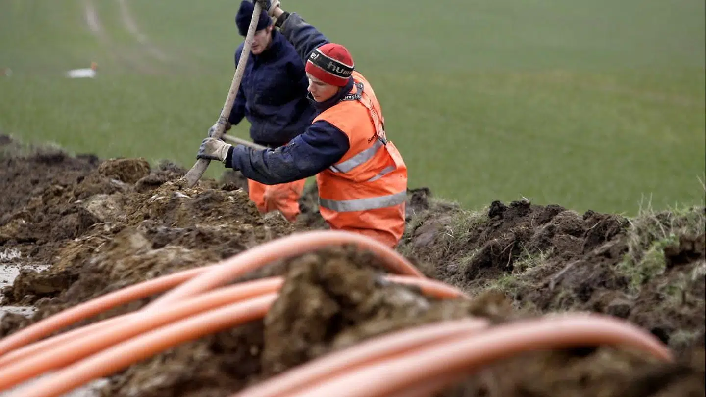 De seneste fire års mulighed for at få støtte fra staten til at skaffe bedre internetforbindelser i områder, der ikke har udsigt til, at tele- og internetselskaberne selv kommer forbi, forsvinder fra årsskiftet, hvis regeringen får gennemført sit finanslovsforslag. Her graves bredbåndskabler ned ved Tørringhuse ved Ringkøbing. Arkivfoto: Johan Gadegaard, Ritzau Scanpix