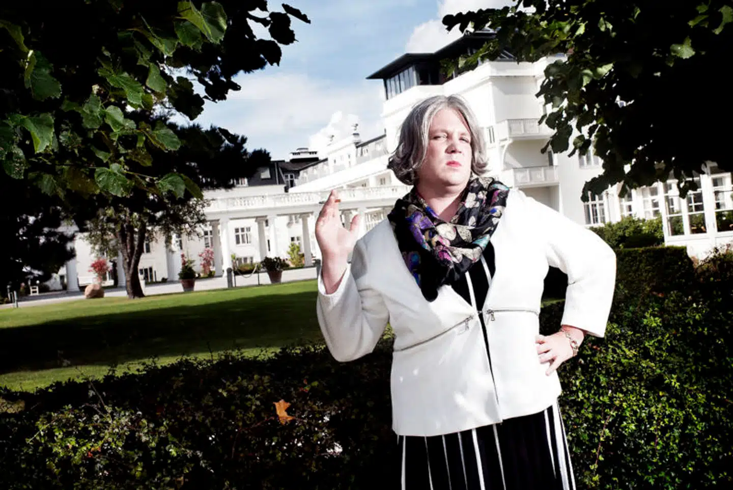 Værten i satireprogrammet Den Korte Radioavis, Kirsten Birgit Schiøtz Kretz Hørsholm, spillet af Frederik Cillius, kritiseres for at gå over grænsen. Radio24syvs direktør, Jørgen Ramskov, undskyldte i går, men DR kommer ikke til at gøre det samme.Foto: Linda Kastrup