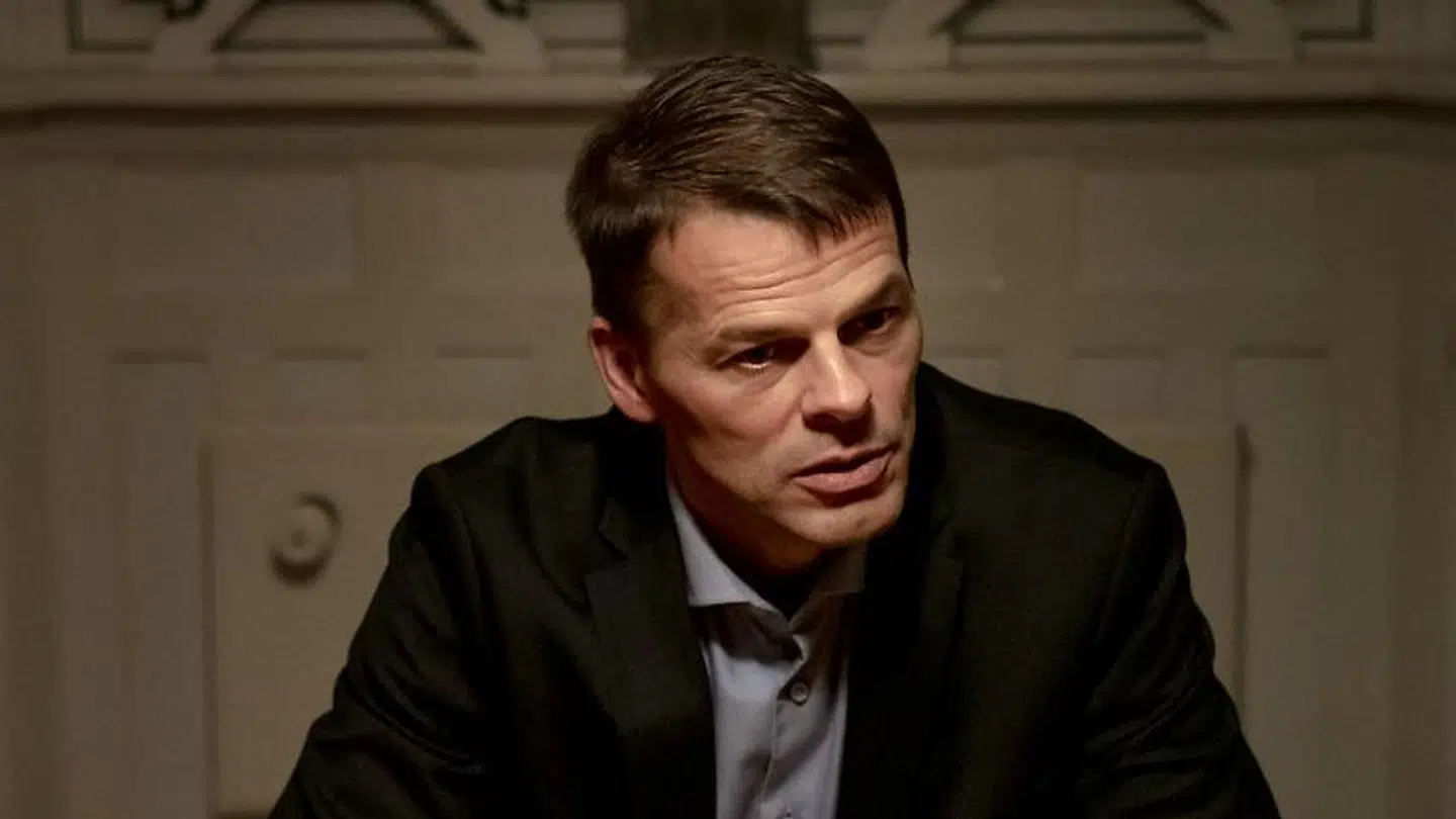 Back off! Færøernes lagmand Bárður Nielsen viser kineserne vintervejen.