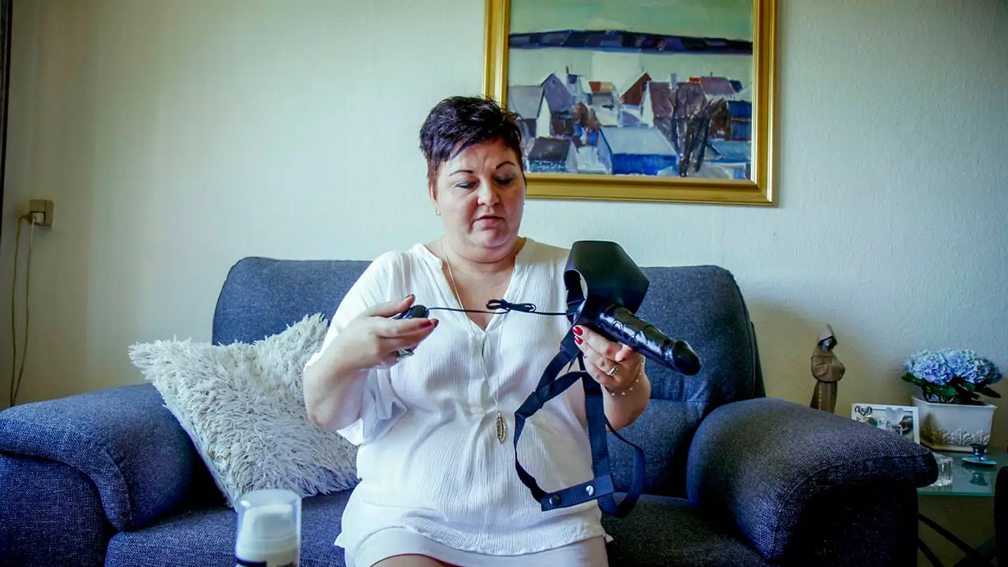 Public service i bedste sendetid: Tina tester en strapon-dildo.