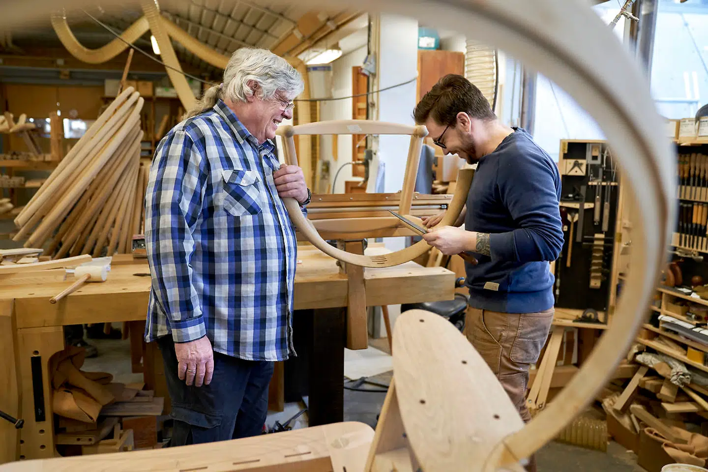 I Allerød er lokale virksomheder gået sammen om at reducere CO2-udledningen. Her PP Møbler der genbruger alt deres træstøv og spåner til at skabe varme på fabrikken.